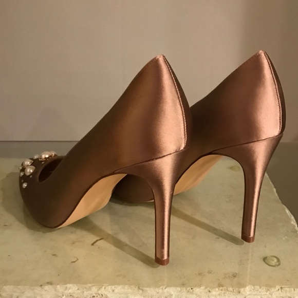 BRAND NEW: Ballet Satin Pointy Toe Pump!! - Picture 4 of 4